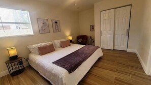 4 dormitorios, tabla de planchar con plancha, cuna de viaje