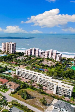 Unclassified image, 4 of 50, button - South End 3BDR/2BA Pool Home. Walk to the Beach! (Marco Island)