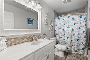 Hair dryer, towels - South End 3BDR/2BA Pool Home. Walk to the Beach! (Marco Island)