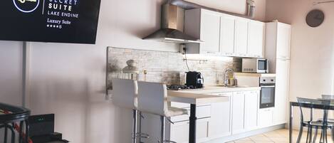 Réfrigérateur, micro-ondes, four, lave-vaisselle