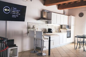 Réfrigérateur, four à micro-ondes, un four, lave-vaisselle