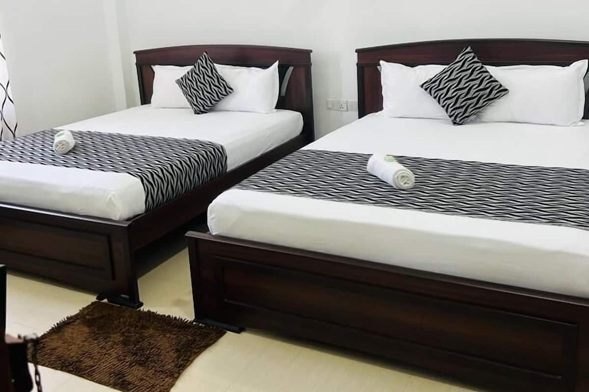 Deluxe Quadruple Room, Beach View | Living area