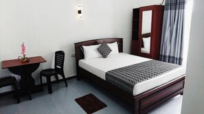 Deluxe Double Room, Beach View | 1 bedroom, desk, soundproofing, iron/ironing board