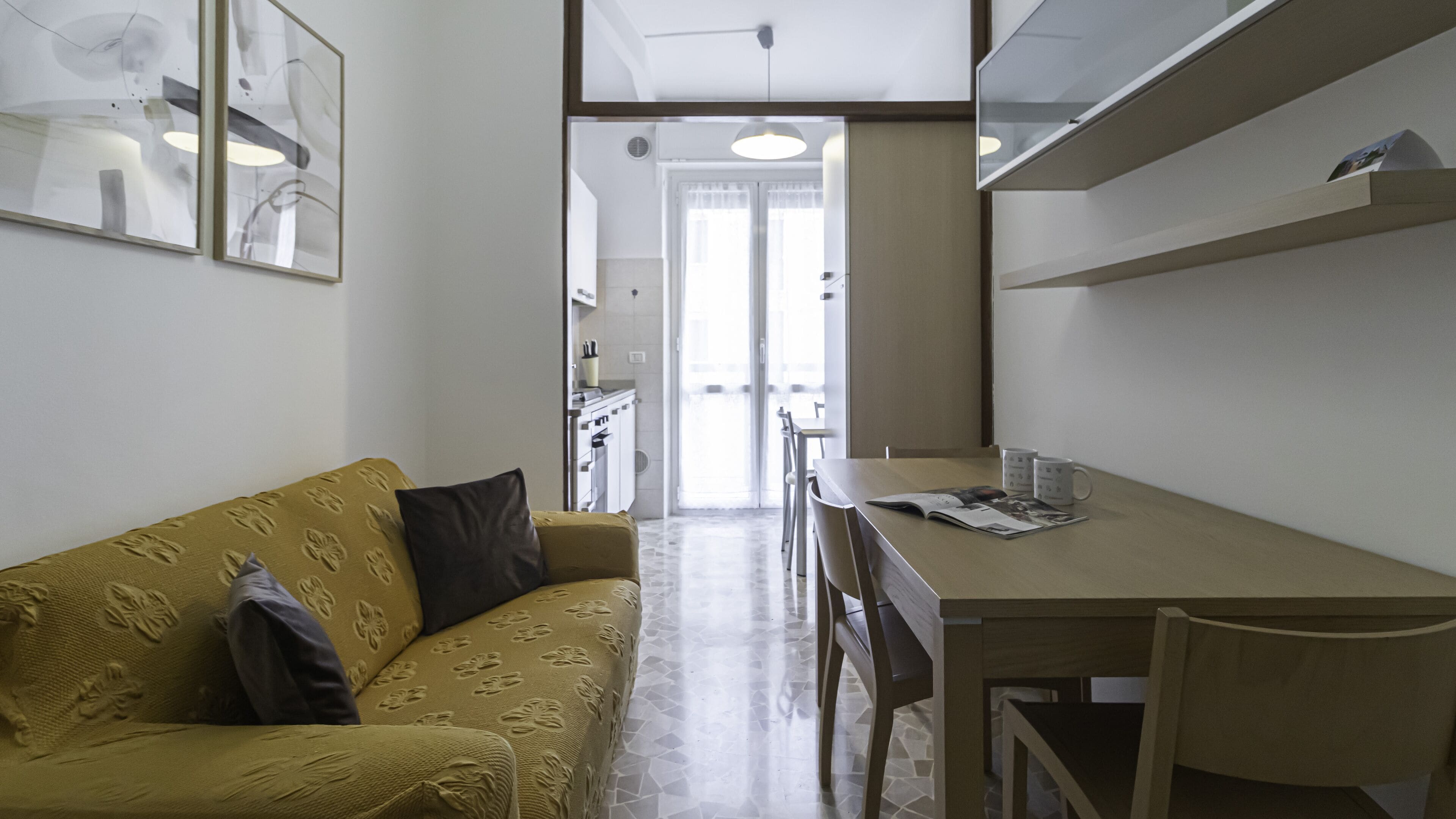 Apartment (1 Bedroom) | Wohnbereich | 55-Zoll-Fernseher mit Kabelempfang