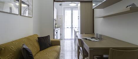 Apartment (1 Bedroom) | Wohnbereich | 55-Zoll-Fernseher mit Kabelempfang