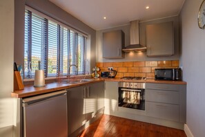 Fridge, oven, electric kettle, toaster - Rawley Point (Newquay)