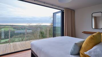 4 bedrooms, iron/ironing board, bed sheets