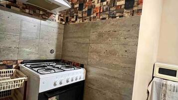 Kühlschrank, Mikrowelle, Ofen, Kochgeschirr/Geschirr/Besteck