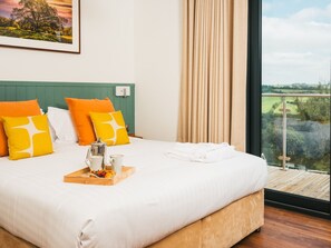 2 dormitorios, tabla de planchar con plancha, ropa de cama