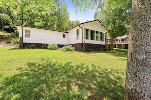 Exterior - Lakefront view w/King bed/Fire pit/ Ez swim entry (Crane Hill)