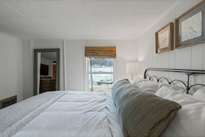 4 bedrooms, desk, iron/ironing board, free WiFi - Lakefront view w/King bed/Fire pit/ Ez swim entry (Crane Hill)