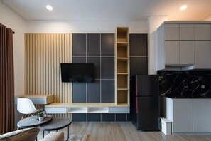 Apartament Deluxe, 2 dormitoris, no fumadors, vistes a la ciutat | Sala d'estar | Televisor intel·ligent de 32 polzades amb canals per cable 