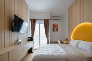 Deluxe-værelse - 1 queensize-seng - ikke-ryger - byudsigt | 1 soveværelse, minibar, skrivebord, arbejdsområde til bærbare computere