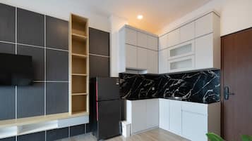 Departamento Deluxe, 2 habitaciones, para no fumadores, vista a la ciudad | Cocina privada | Frigobar