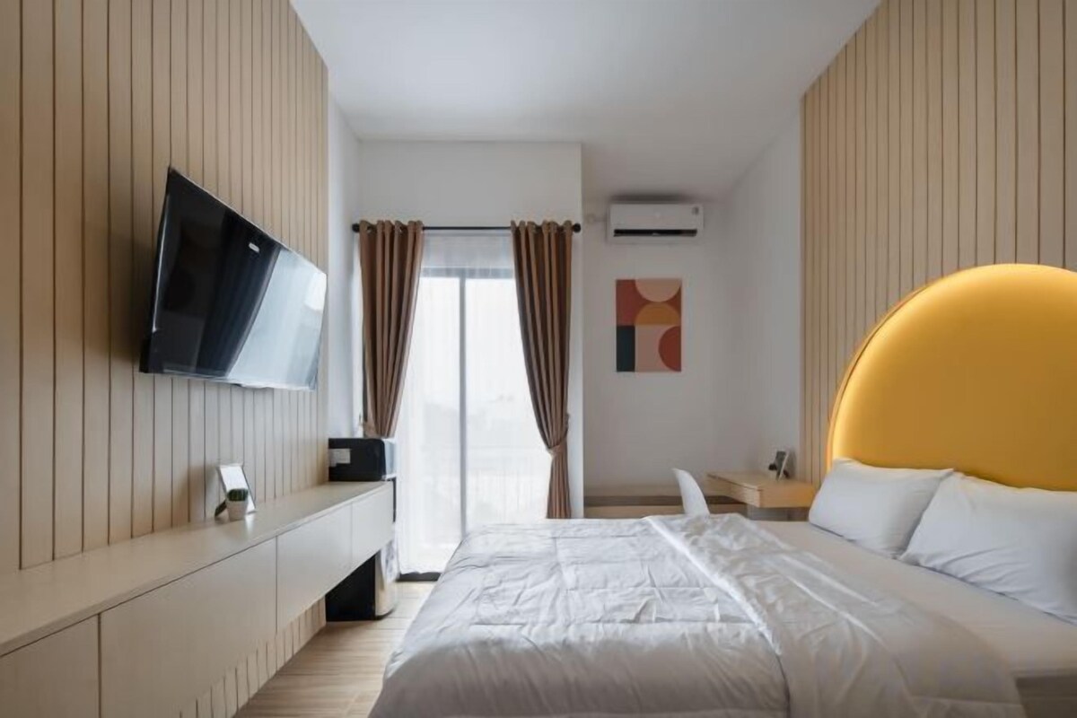 Minibar, bureau, espace de travail pour ordinateurs portables
