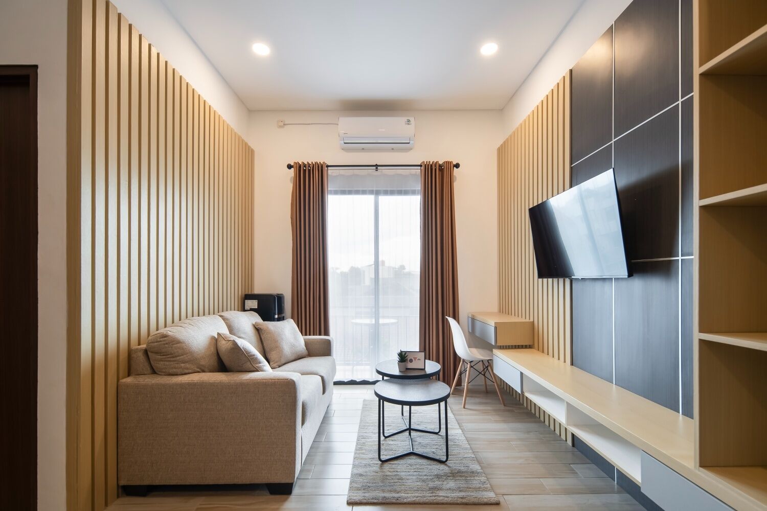 디럭스 아파트, 침실 2개, 금연, 시내 전망 | 거실 | 케이블 채널 시청이 가능한 32인치 스마트 TV