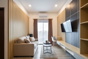 Deluxe-huoneisto, 2 makuuhuonetta, tupakointi kielletty, kaupunkinäköala | Olohuone | 32–tuumainen äly-TV, jossa kaapelikanavat