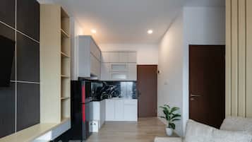 Departamento Deluxe, 2 habitaciones, para no fumadores, vista a la ciudad | Sala de estar | Smart TV de 32 pulgadas con canales por cable