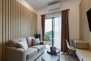Deluxe-Apartment, 2 Schlafzimmer, Nichtraucher, Stadtblick | Wohnzimmer | 32-Zoll-Smart-TV mit Kabelempfang