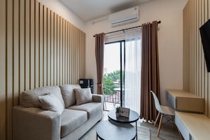 Appartement Deluxe, 2 chambres, non-fumeur, vue sur la ville | Salle de séjour | Téléviseur connecté de 32 po avec télévision par câble