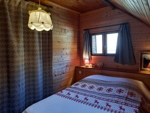 5 Schlafzimmer, Schreibtisch, Bügeleisen/Bügelbrett, Reisekinderbett