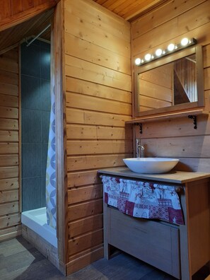 Dusche, Haartrockner, Handtücher, Toilettenpapier