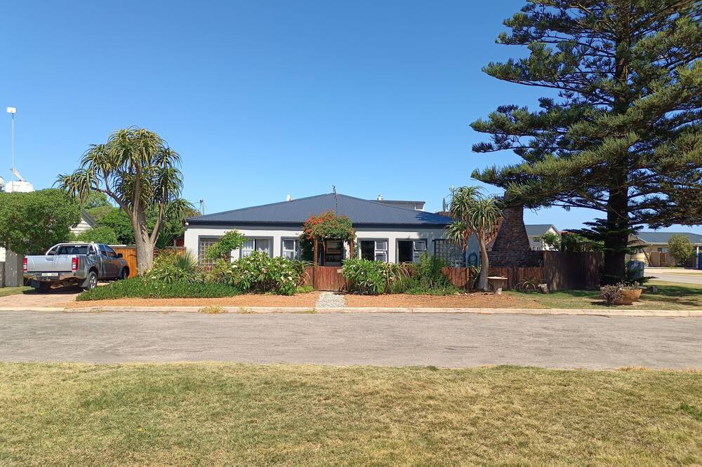 Quaint Pet-Friendly Family Retreat: Just Steps Away from the Stunning Ocean