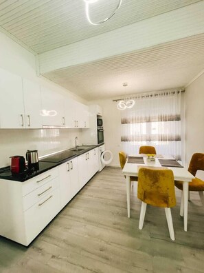 Fridge, microwave, oven, stovetop - Vila Hope (Tirana)