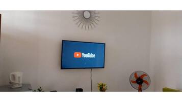 Deluxe Apartment | Living area | Flat-screen TV