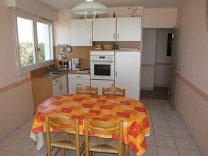 Four, plaque de cuisson, cafetiĂšre/bouilloire
