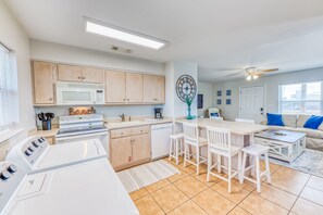 Geladeira, micro-ondas, fogão, cooktop