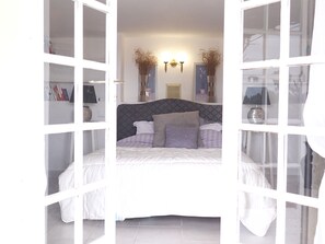 4 slaapkamers, een bureau, een strijkplank/strijkijzer, reisbedje