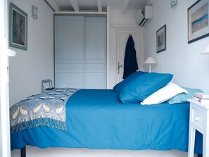 4 habitaciones, escritorio y tabla de planchar con plancha 
