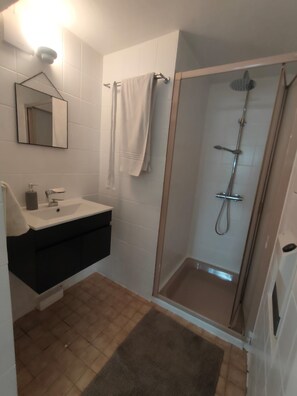 Handtücher, Seife, Toilettenpapier