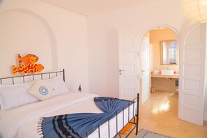 5 bedrooms, desk, free WiFi, bed sheets