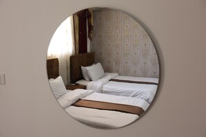 Habitación Deluxe con 2 camas individuales, 1 cama matrimonial, balcón | Sábanas de algodón egipcio, ropa de cama de alta calidad y edredón 