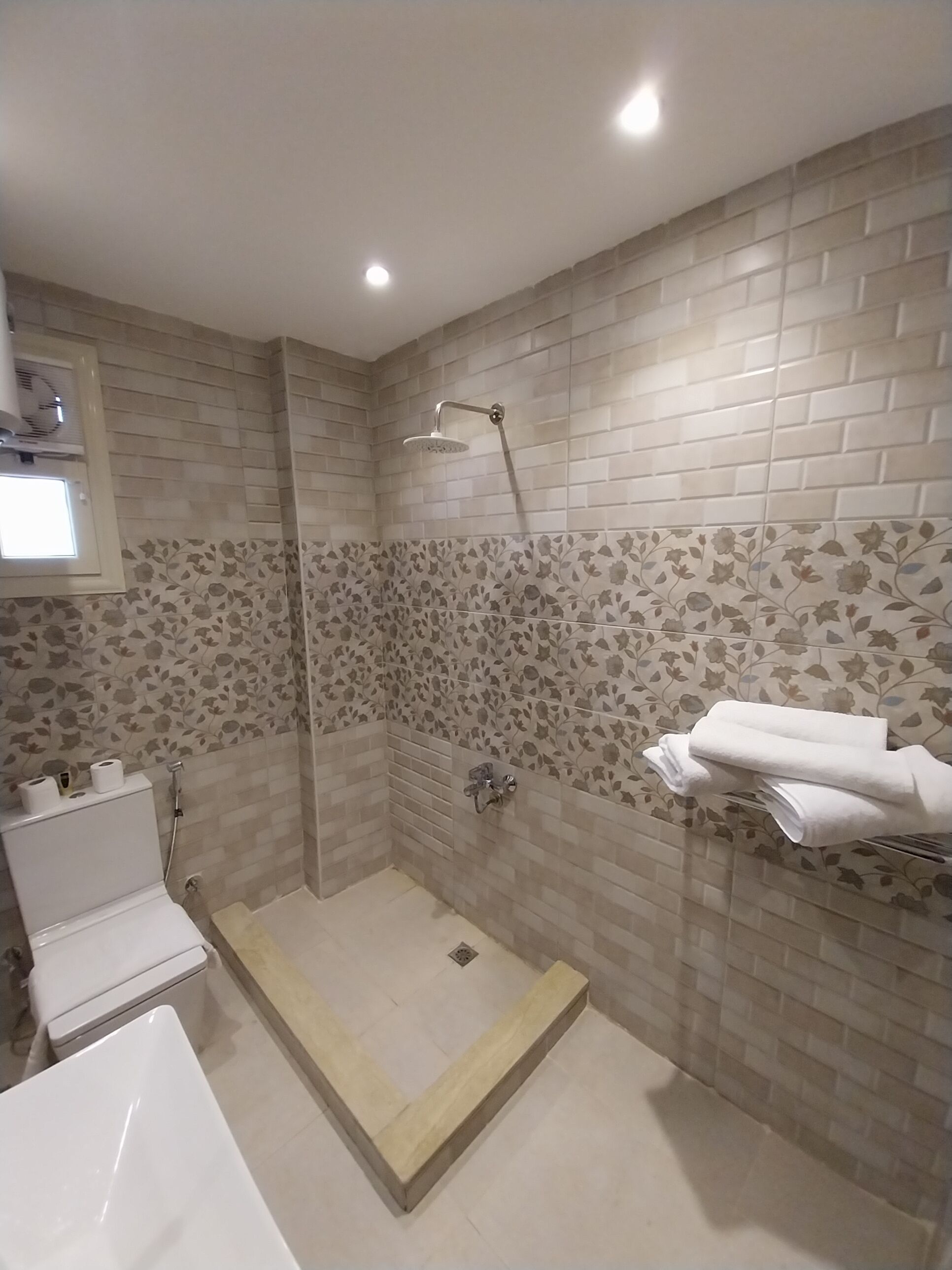 Deluxe Twin Room, 1 Double Bed, Balcony | Bathroom | Separate tub and shower, jetted tub, rainfall showerhead, hair dryer