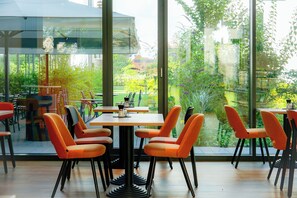 Petit déjeuner en libre-service servi tous les jours en supplément