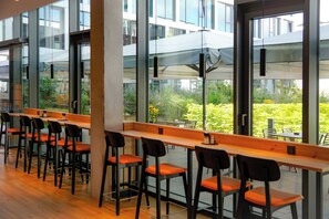 每日供应自助早餐(每人 EUR 26.00)