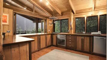 Refrigerador, microondas, placa de cocina, cafetera/tetera