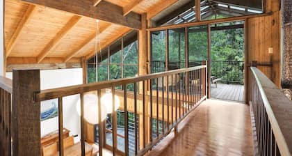 Kuranda Rainforest Chalet- Rainforest Retreat with Private Creek, Chef’s Kitchen & Spacious Deck
