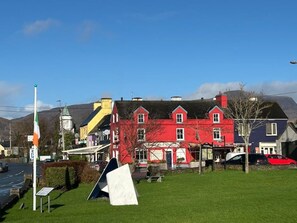 3 dormitorios, tabla de planchar con plancha, cuna de viaje