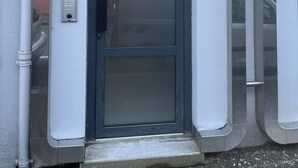 A door with a number plate, a keypad, and a glass panel. - Studio Osaka - Hyper Centre Lorient (Lorient)