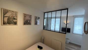 1 dormitorio, tabla de planchar con plancha, wifi y ropa de cama