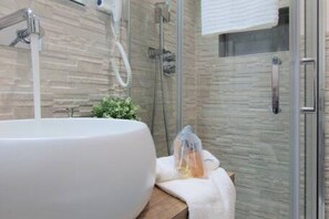 Dutxa, assecador de cabells, bidet i tovalloles 
