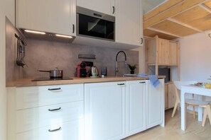 Een koelkast, een magnetron, een oven, een kookplaat