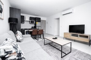 Living area - Romantic and very neat environment 5min drive from the airport.Rooftop pool (Accra)