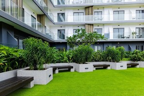 Property grounds - Romantic and very neat environment 5min drive from the airport.Rooftop pool (Accra)