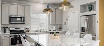 Ideal for both professionals and families, the Denver Chile House offers a fully furnished residence featuring four (4) welcoming bedrooms, a dedicated workspace for remote professionals, and a spacious kitchen table for quality family time.