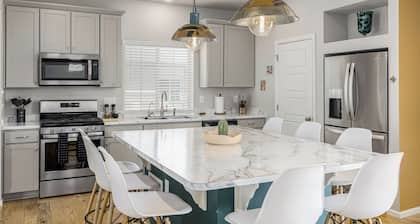 Ideal for both professionals and families, the Denver Chile House offers a fully furnished residence featuring four (4) welcoming bedrooms, a dedicated workspace for remote professionals, and a spacious kitchen table for quality family time.